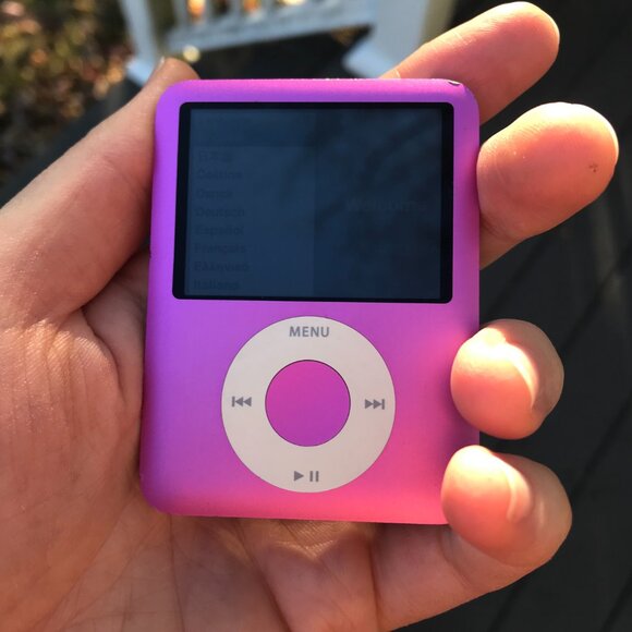 Hot pink iPod nano 3rd gen 8GB - Picture 2 of 7
